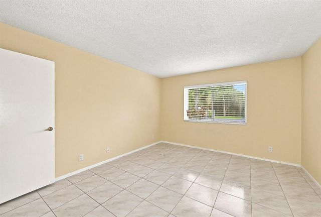 2753 S OAKLAND FOREST Drive 102, Oakland Park, FL 33309