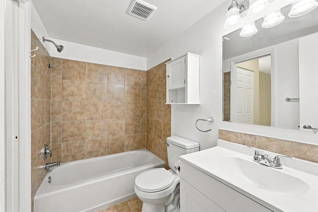 2753 S OAKLAND FOREST Drive 102, Oakland Park, FL 33309
