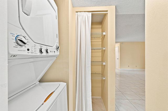 2753 S OAKLAND FOREST Drive 102, Oakland Park, FL 33309