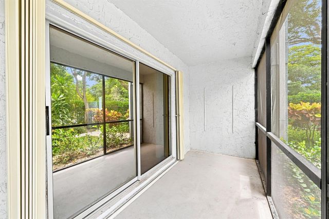 2753 S OAKLAND FOREST Drive 102, Oakland Park, FL 33309