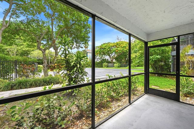 2753 S OAKLAND FOREST Drive 102, Oakland Park, FL 33309