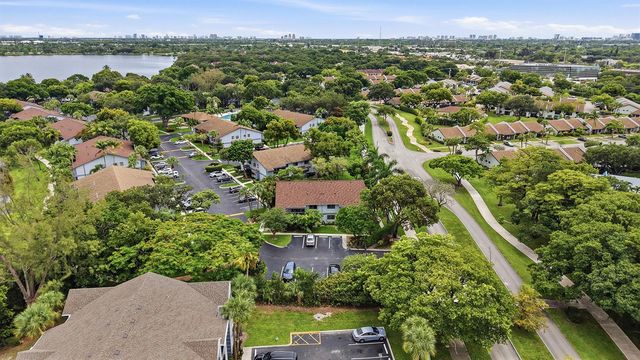 2753 S OAKLAND FOREST Drive 102, Oakland Park, FL 33309