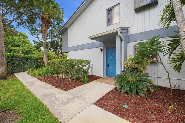 2753 S OAKLAND FOREST Drive 102, Oakland Park, FL 33309