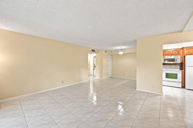 2753 S OAKLAND FOREST Drive 102, Oakland Park, FL 33309