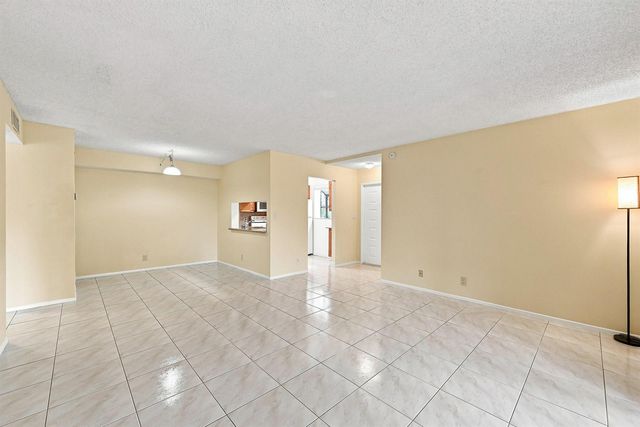 2753 S OAKLAND FOREST Drive 102, Oakland Park, FL 33309