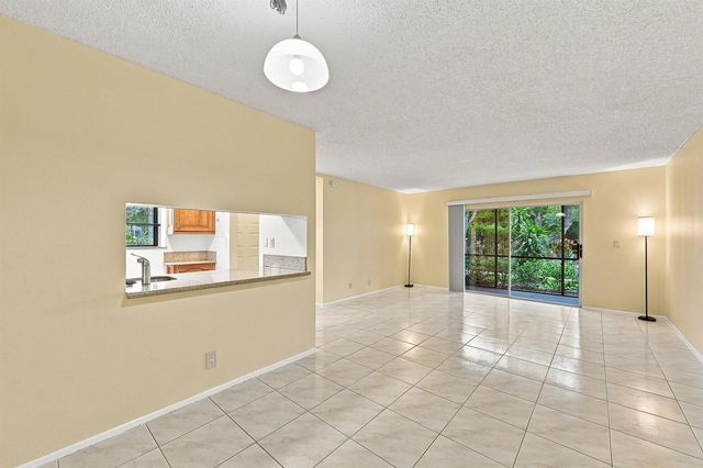 2753 S OAKLAND FOREST Drive 102, Oakland Park, FL 33309
