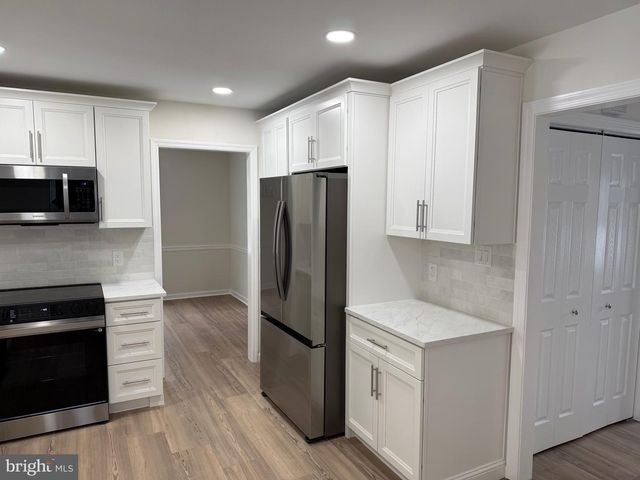 806 LIGHTFOOT DR, Lancaster, PA 17602