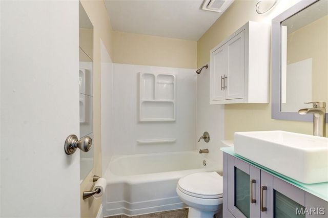 50 Oakwood Lane, St Louis, MO 63129