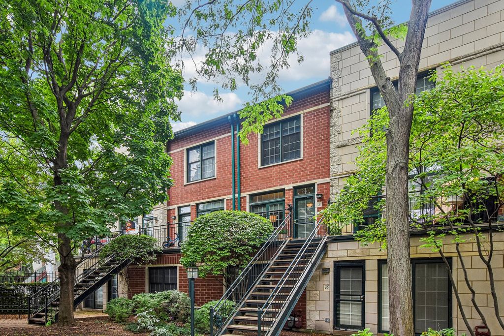 1813 S CLARK Street 21, Chicago, IL 60616 — exterior