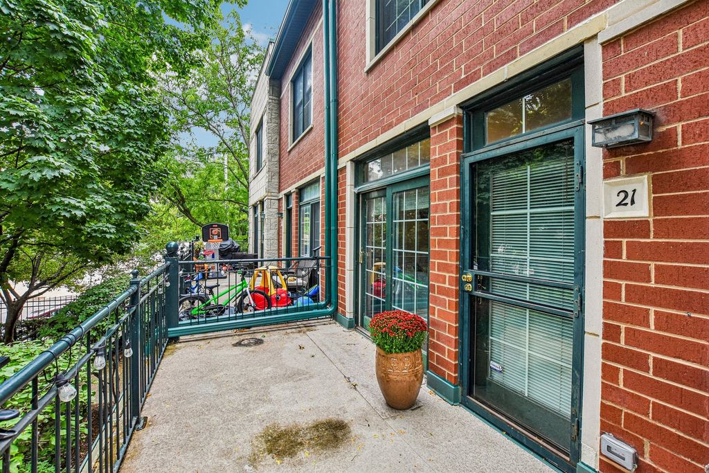 1813 S CLARK Street 21, Chicago, IL 60616 — photo 2