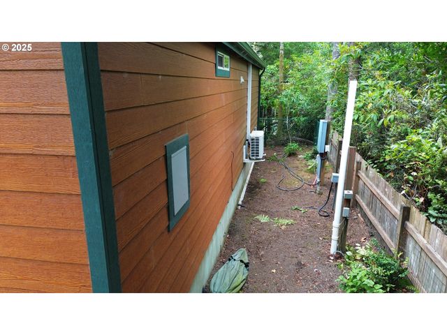 25 SAND DOLLAR Dr, Florence, OR 97439