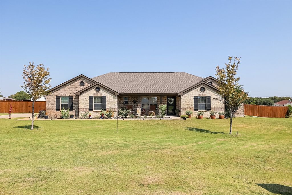 8225 Harvest Drive, Grandview, TX 76050