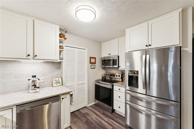 8615 Scenicview Drive, Broadview Heights, OH 44147