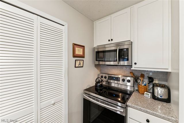 8615 Scenicview Drive, Broadview Heights, OH 44147