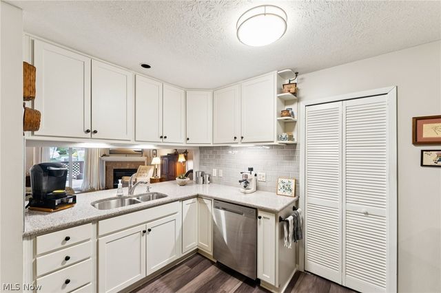 8615 Scenicview Drive, Broadview Heights, OH 44147