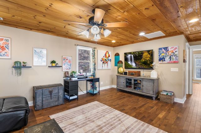 961 S Brooks Cove Road S, Hayesville, NC 28904