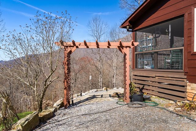 961 S Brooks Cove Road S, Hayesville, NC 28904