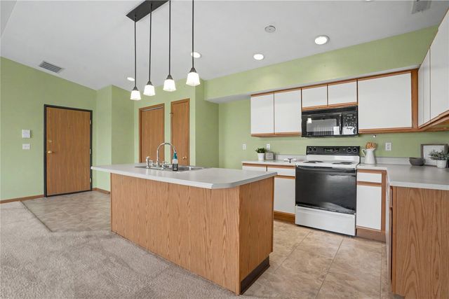 5575 Kacena Ave 6, Marion, IA 52302