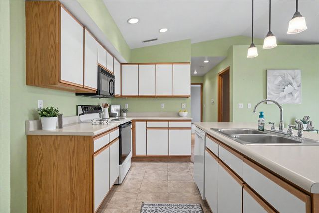 5575 Kacena Ave 6, Marion, IA 52302