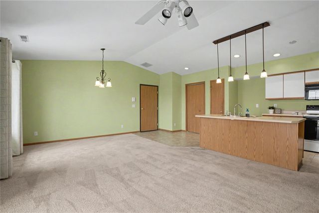 5575 Kacena Ave 6, Marion, IA 52302