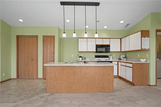 5575 Kacena Ave 6, Marion, IA 52302