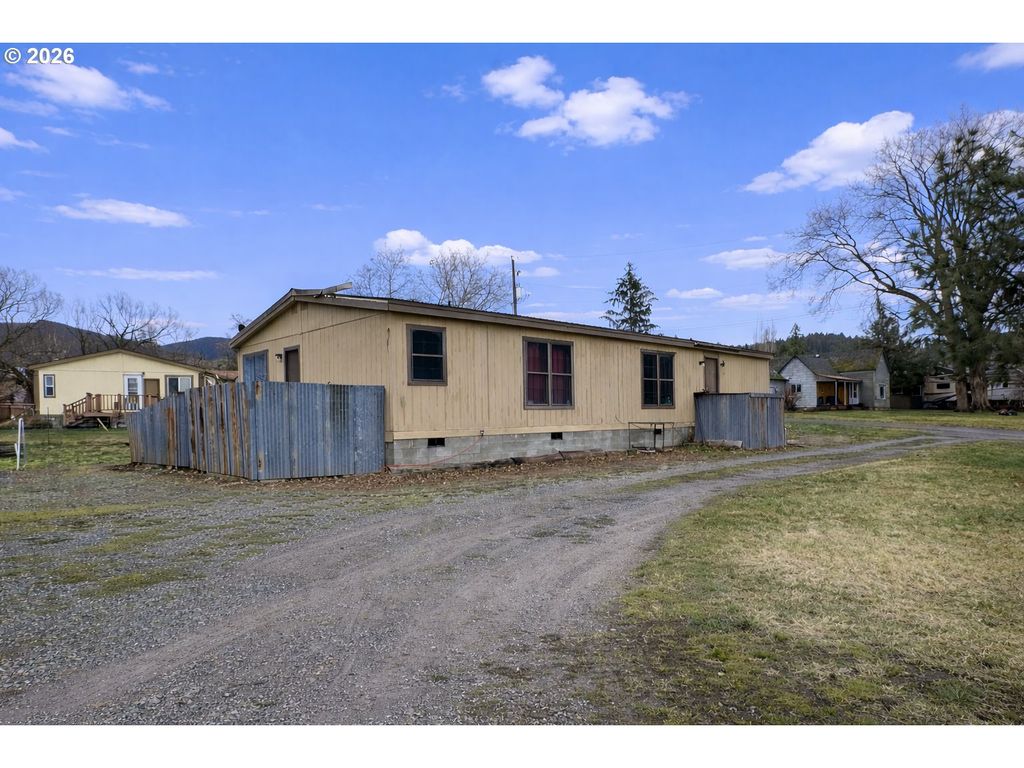 701 2ND St, Cove, OR 97824