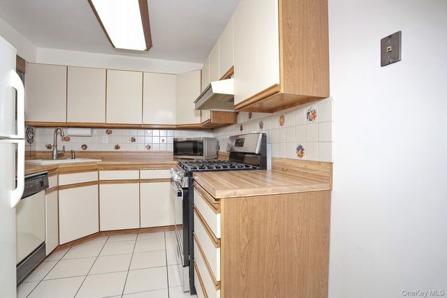 64 S Hillside Place, Elmsford, NY 10523