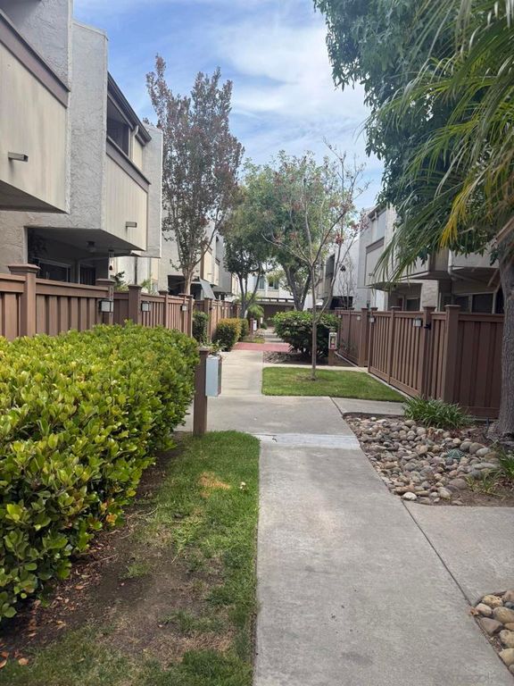 Image 5 of property listing at 3549 Castle Glen 113, San Diego, CA 92123
