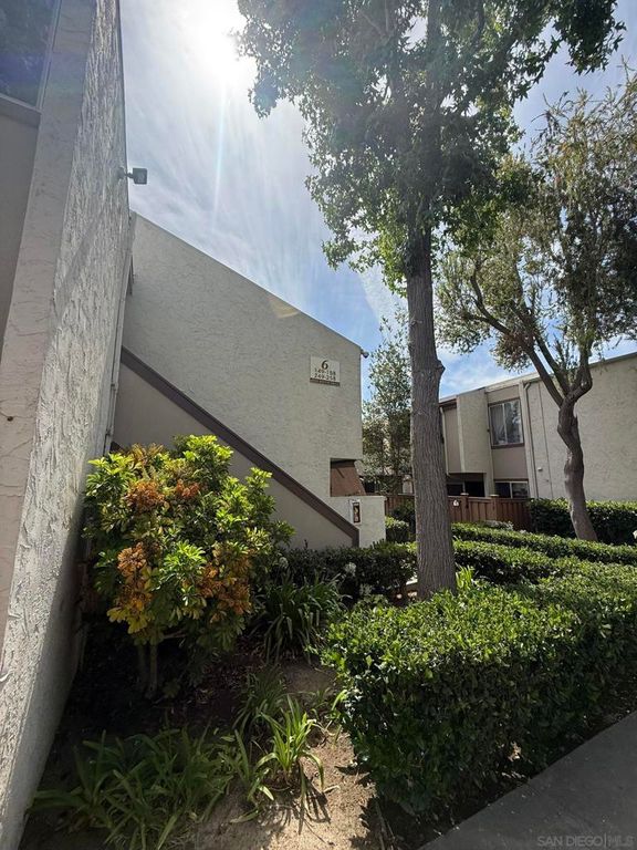 Image 52 of property listing at 3549 Castle Glen 113, San Diego, CA 92123
