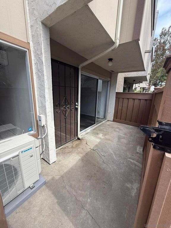 Image 7 of property listing at 3549 Castle Glen 113, San Diego, CA 92123
