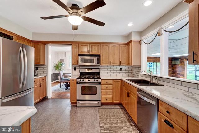 104 WOODLAND DR, York, PA 17403