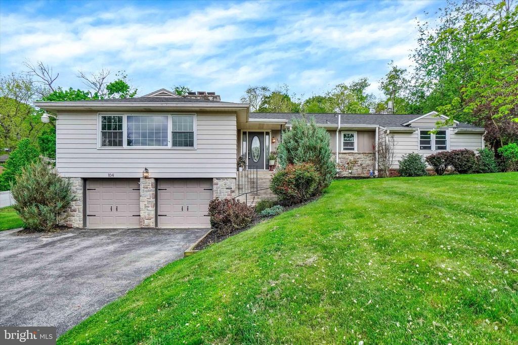104 WOODLAND DR, York, PA 17403