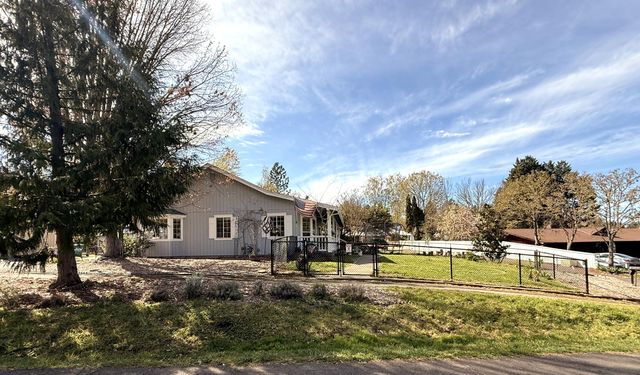 2200 Mayfield Drive, Grants Pass, OR 97527