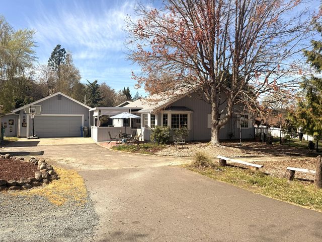 2200 Mayfield Drive, Grants Pass, OR 97527