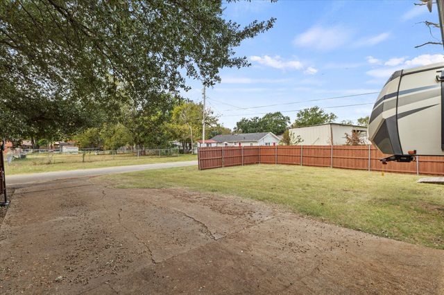 201 Collins Drive, Terrell, TX 75160
