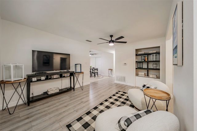 1306 E Lovers Lane, Arlington, TX 76010