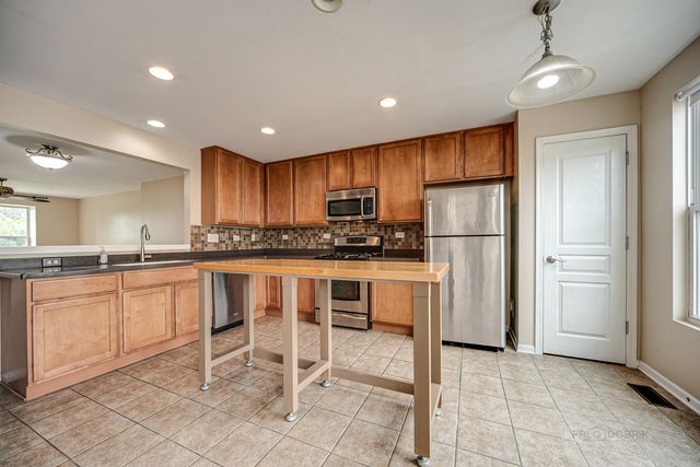 2406 NEUBAUER Circle 14-3, Lindenhurst, IL 60046