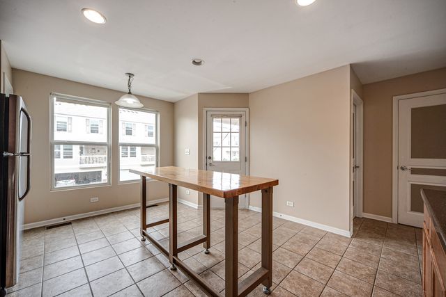 2406 NEUBAUER Circle 14-3, Lindenhurst, IL 60046