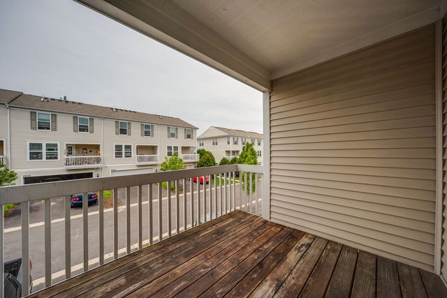 2406 NEUBAUER Circle 14-3, Lindenhurst, IL 60046