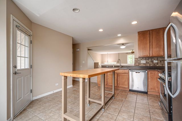 2406 NEUBAUER Circle 14-3, Lindenhurst, IL 60046
