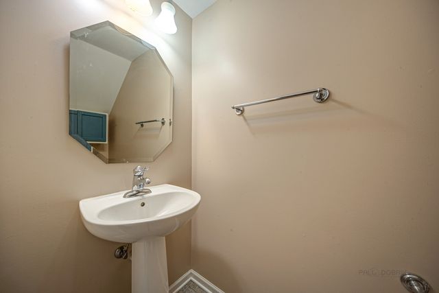 2406 NEUBAUER Circle 14-3, Lindenhurst, IL 60046