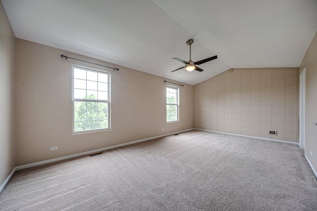 2406 NEUBAUER Circle 14-3, Lindenhurst, IL 60046