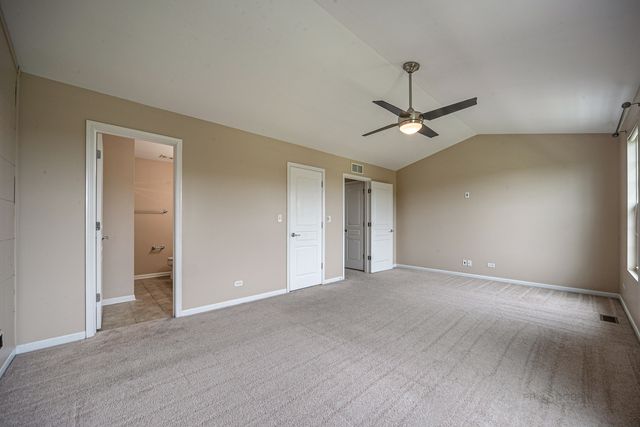 2406 NEUBAUER Circle 14-3, Lindenhurst, IL 60046