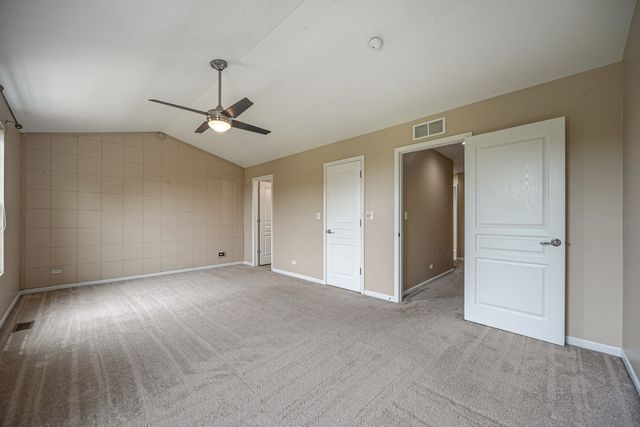 2406 NEUBAUER Circle 14-3, Lindenhurst, IL 60046