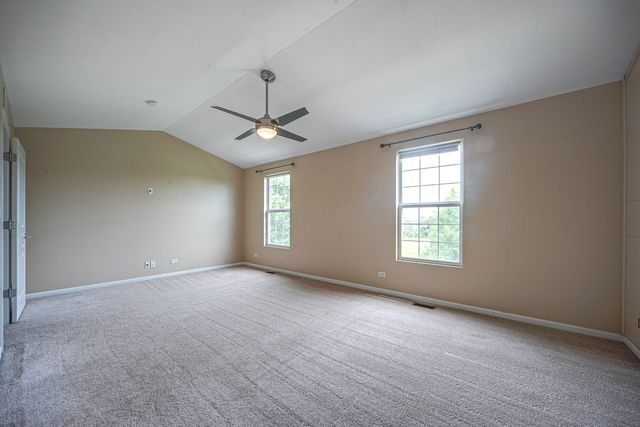 2406 NEUBAUER Circle 14-3, Lindenhurst, IL 60046
