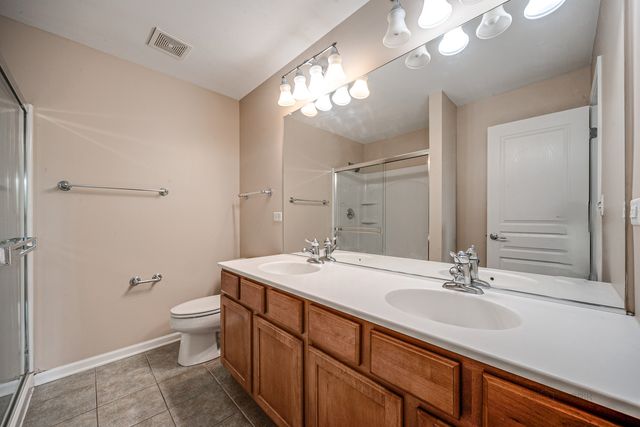 2406 NEUBAUER Circle 14-3, Lindenhurst, IL 60046