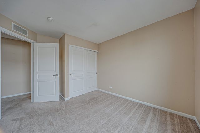 2406 NEUBAUER Circle 14-3, Lindenhurst, IL 60046