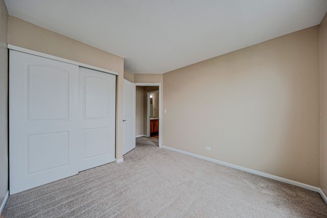 2406 NEUBAUER Circle 14-3, Lindenhurst, IL 60046