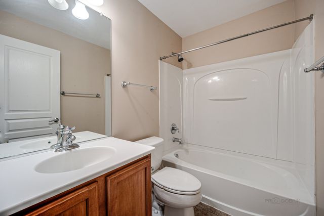 2406 NEUBAUER Circle 14-3, Lindenhurst, IL 60046