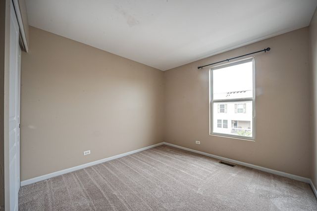 2406 NEUBAUER Circle 14-3, Lindenhurst, IL 60046